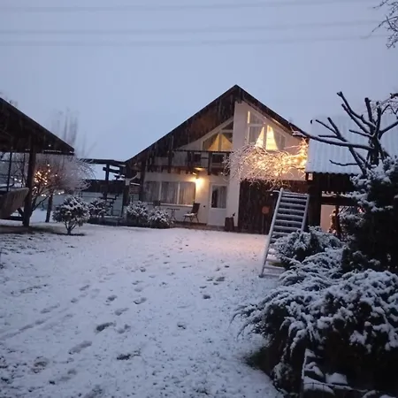 Gonta Kottage басейн, тераса, поруч річка, вихід в гори Apartamento Slavske