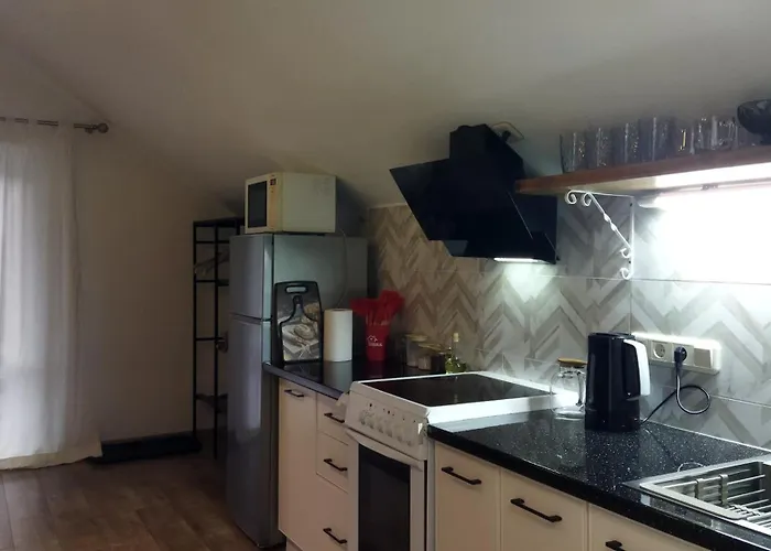 Gonta Kottage басейн, тераса, чан поруч річка, вихід в гори *
