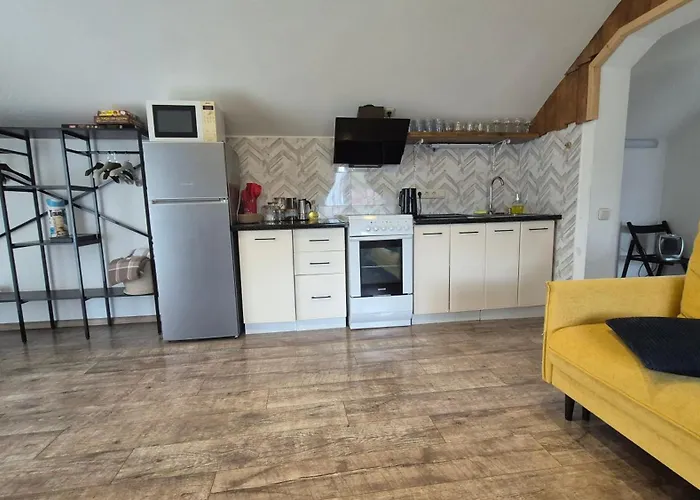 Gonta Kottage басейн, тераса, чан поруч річка, вихід в гори