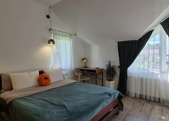 Gonta Kottage басейн, тераса, чан поруч річка, вихід в гори *
