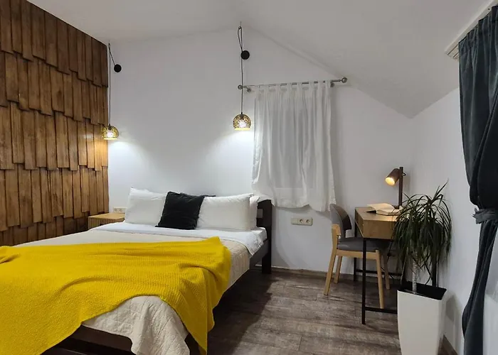 Gonta Kottage басейн, тераса, чан поруч річка, вихід в гори *